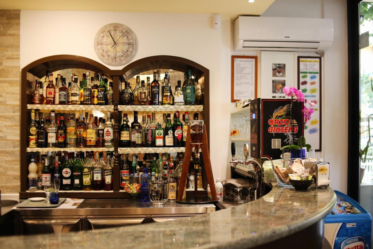 Hotel Dear Римини Екстериор снимка