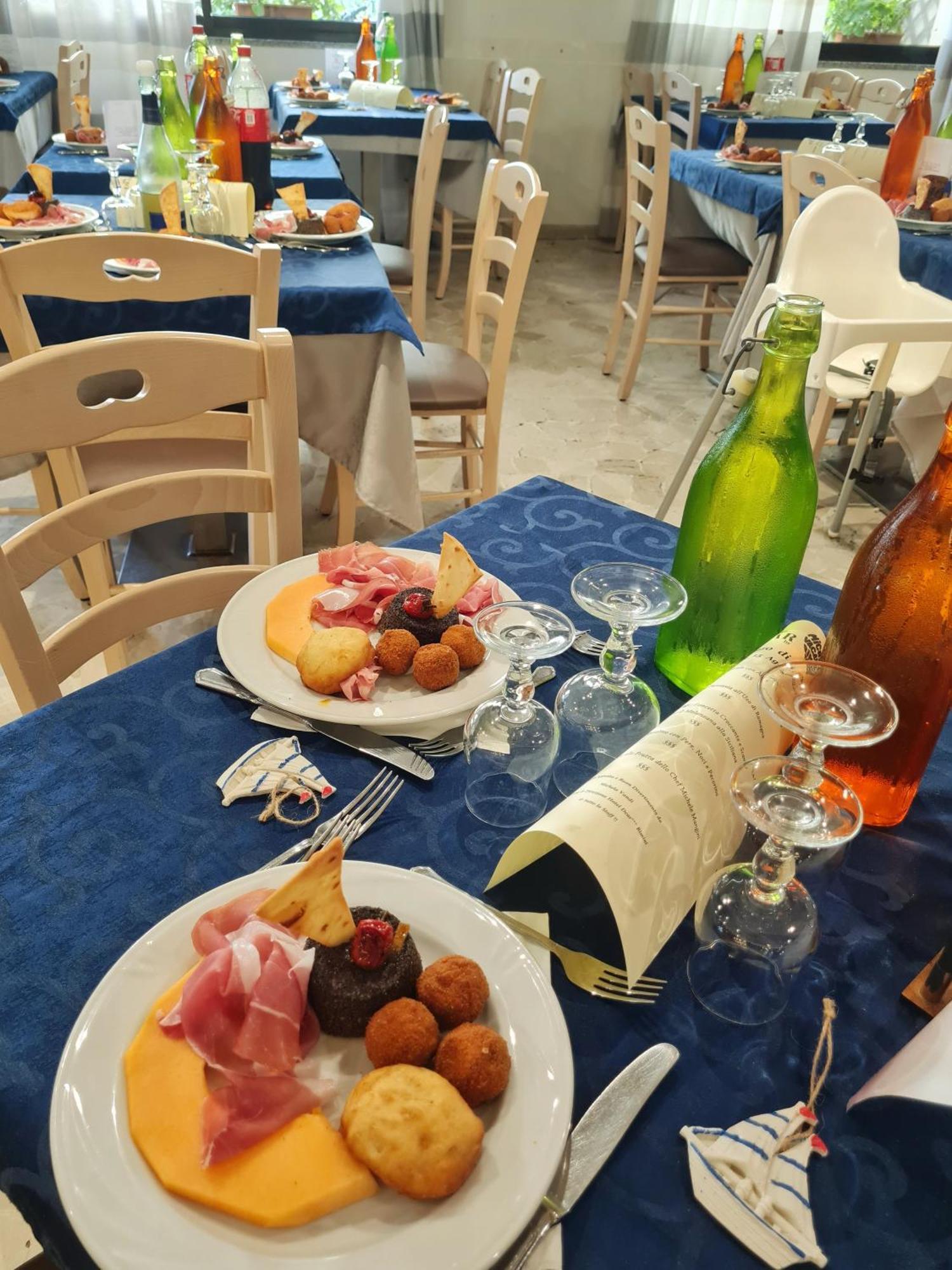 Hotel Dear Римини Екстериор снимка