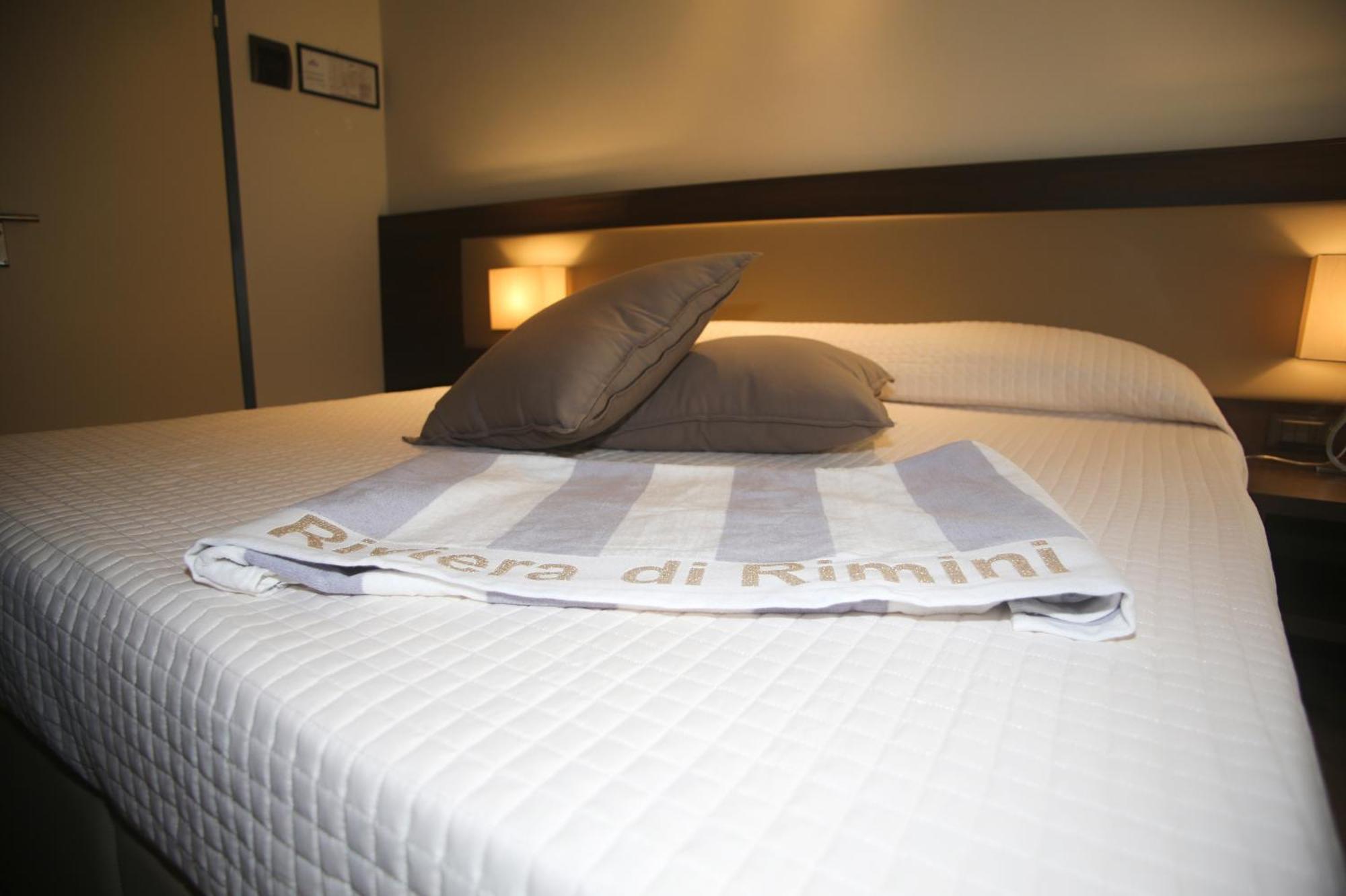 Hotel Dear Римини Екстериор снимка