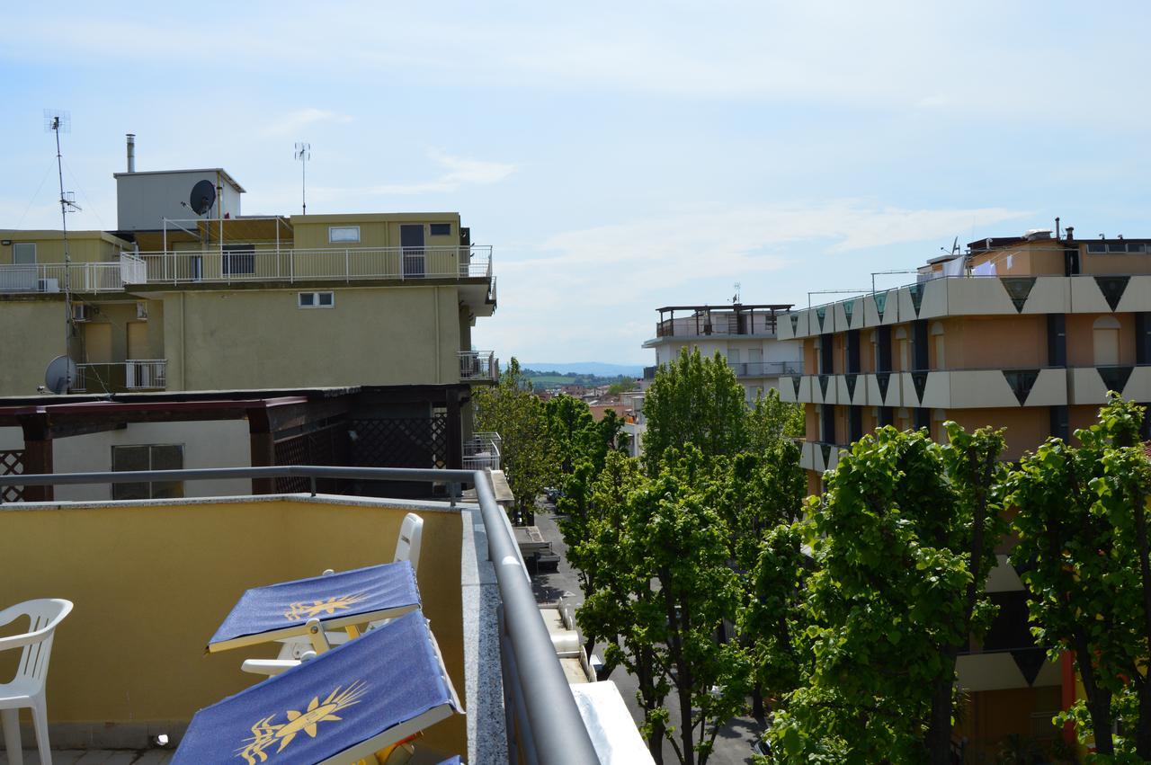 Hotel Dear Римини Екстериор снимка