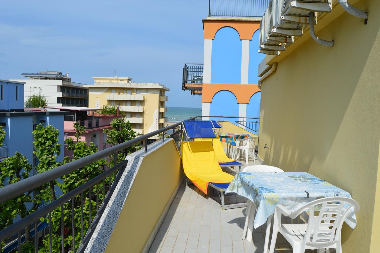 Hotel Dear Римини Екстериор снимка