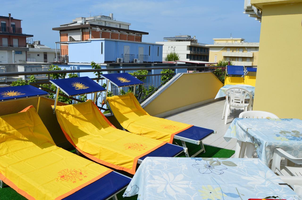 Hotel Dear Римини Екстериор снимка
