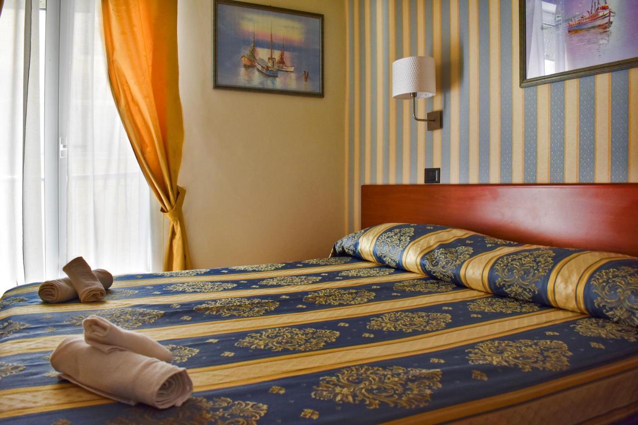 Hotel Dear Римини Екстериор снимка